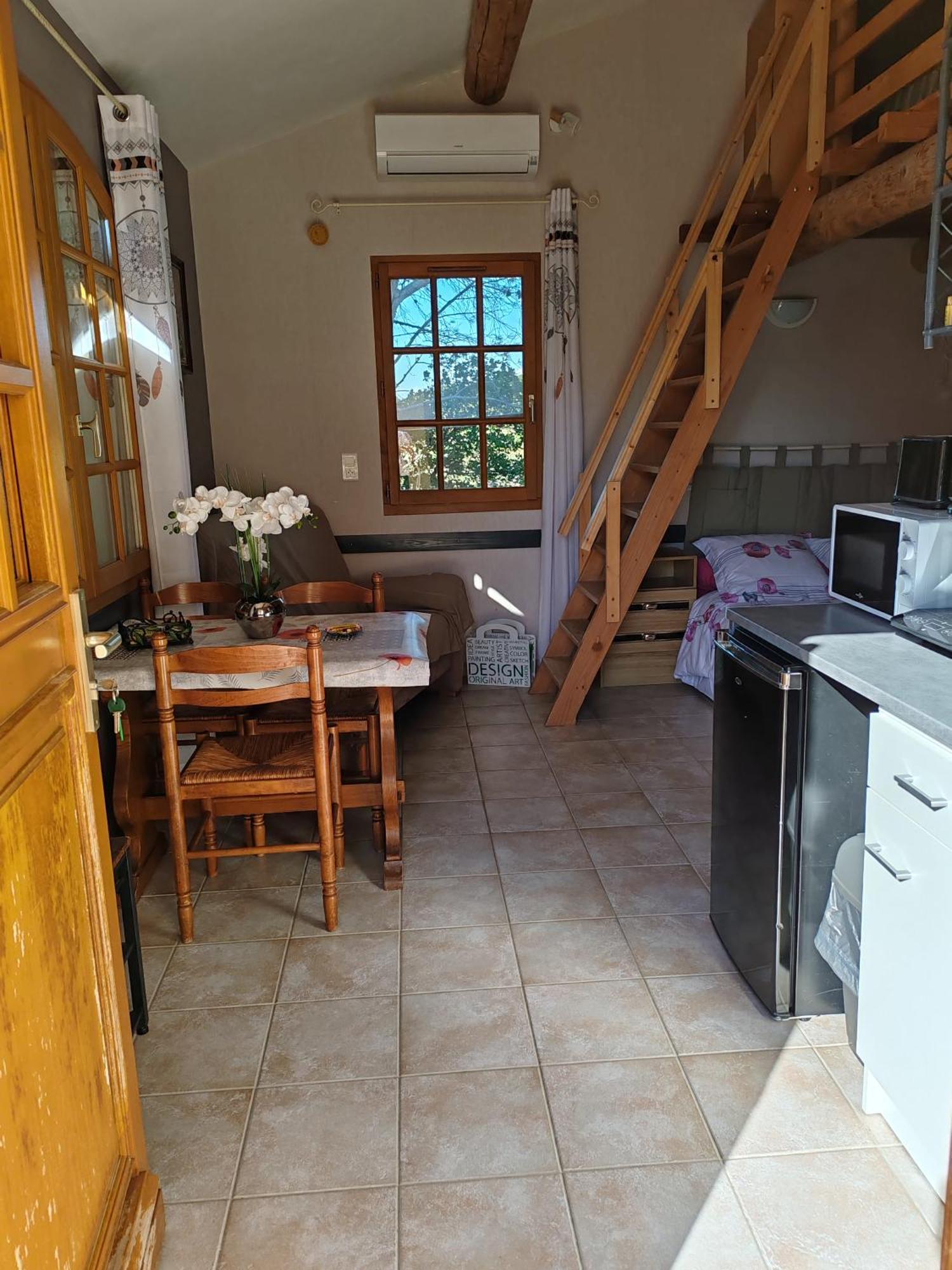 Studio Meuble Independant Chez L'Habitant Uchaux Exterior photo